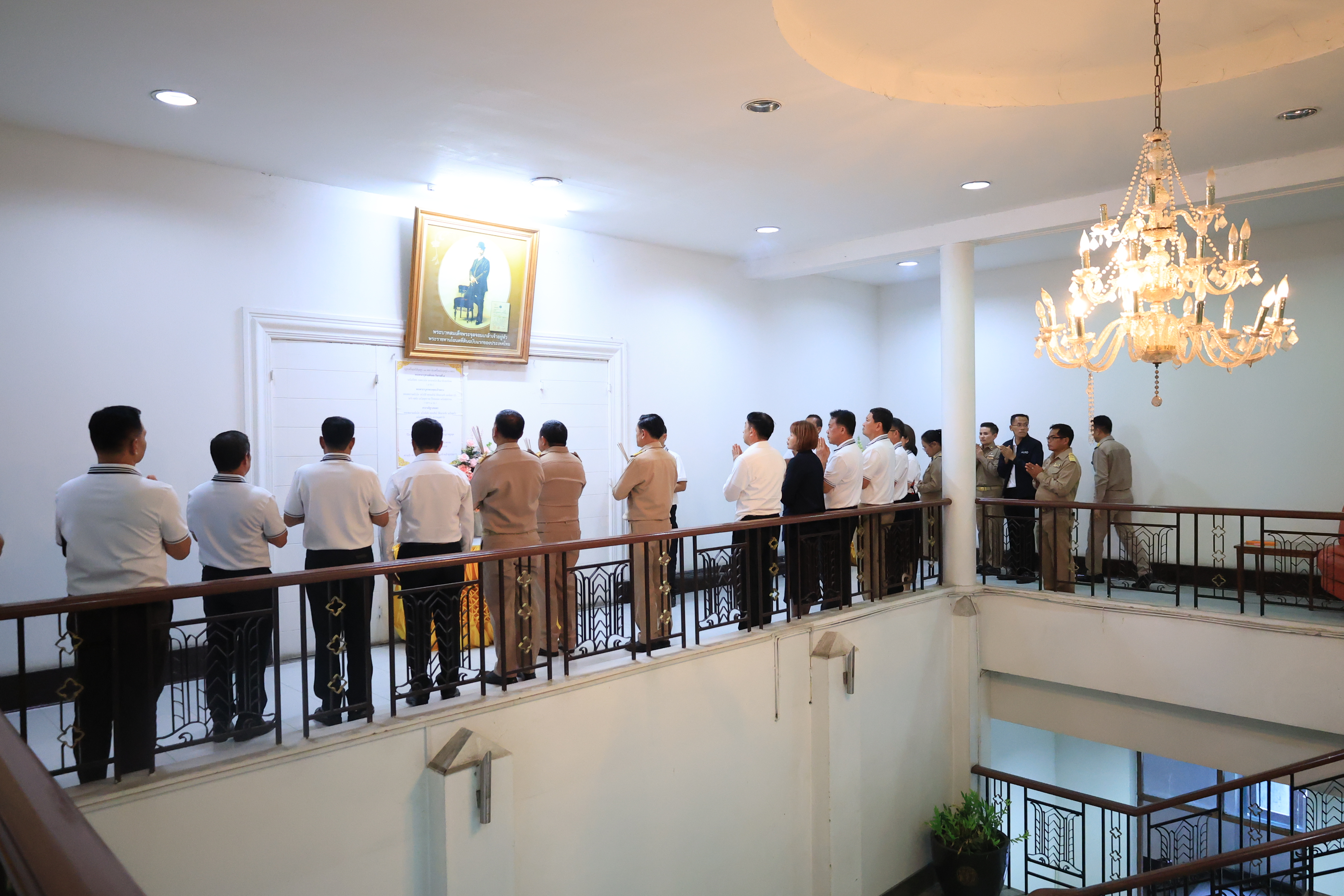title - เลขาธิการ ส.ป.ก. และผู้เกษียณอายุราชการ สักการะสิ่งศักดิ์สิทธิ์ประจำ กระทรวงเกษตรและสหกรณ์ และ สำนักงานการปฏิรูปที่ดินเพื่อเกษตรกรรม เนื่องในโอกาสเกษียณอายุราชการ